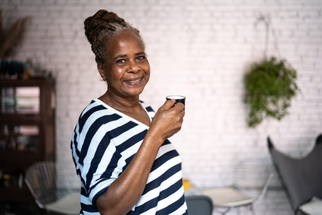 Benefícios do café. Mulher idosa