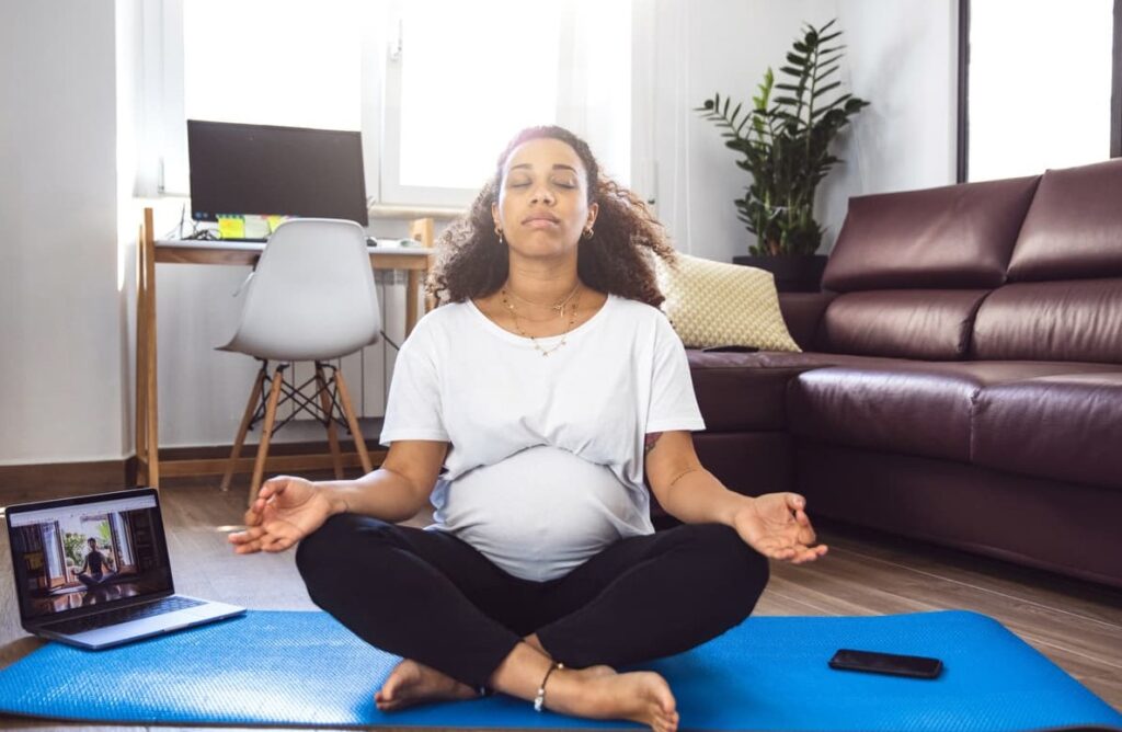 Meditação. Mulher grávida medita