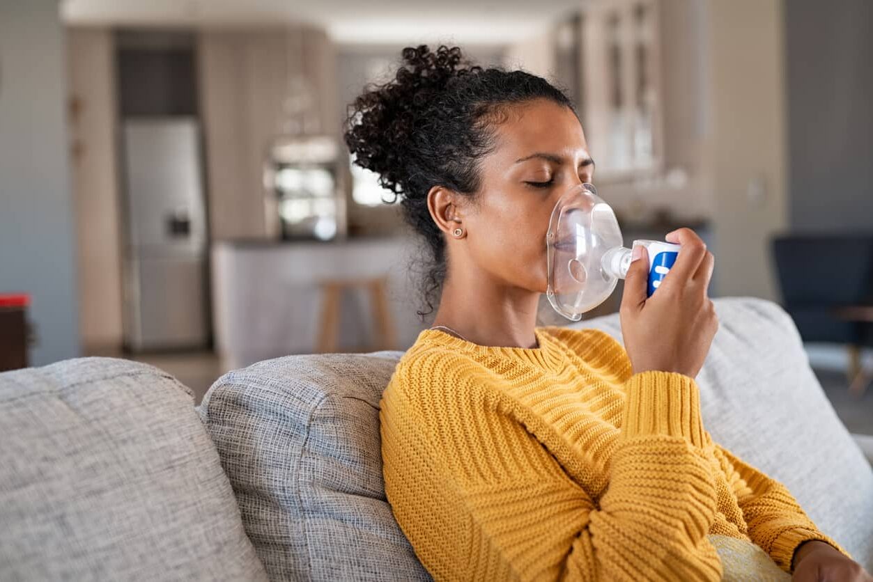 Dia Mundial da Asma, mulher usando nebulizador