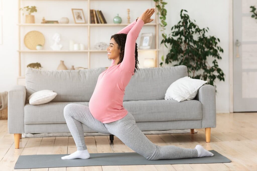 Mulher grávida faz exercícios de fisioterapia pélvica
