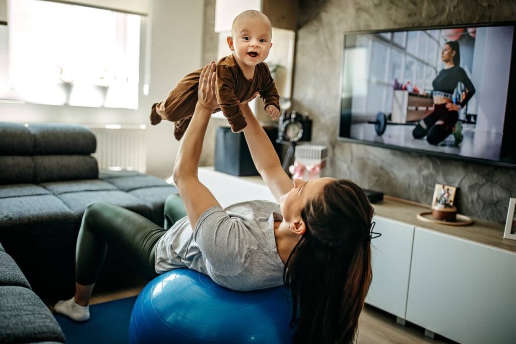 Mulher se exercitando com bebê pós parto