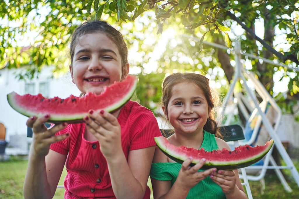 Obesidade infantil, crianças comem frutas