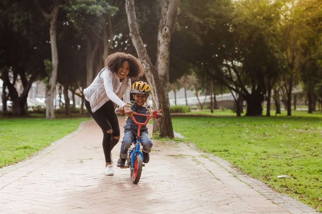 Obesidade infantil, mãe e filho praticando atividade física