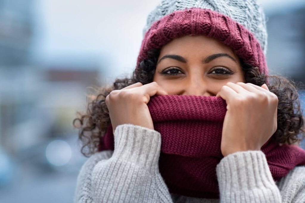 Cuidados com o cabelo no inverno, mulher de touca