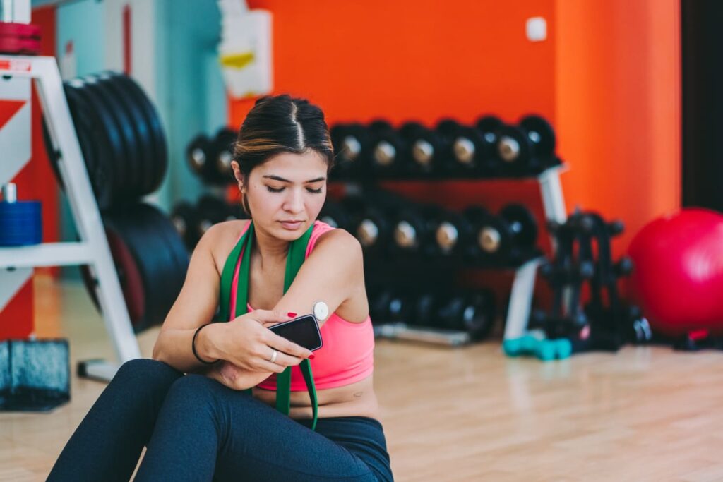 Diabetes e atividade física, mulher mede sua taxa de glicemia após exercícios